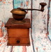 Starožitný dřevěný mlýnek na kávu