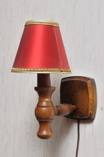 Lampička z masivního dřeva červená