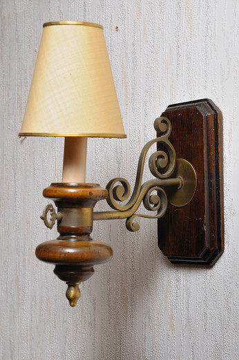 Nástěnná lampa se zlatým stínítkem