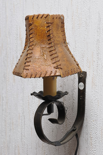 Lampička kovová s koženým stínítkem