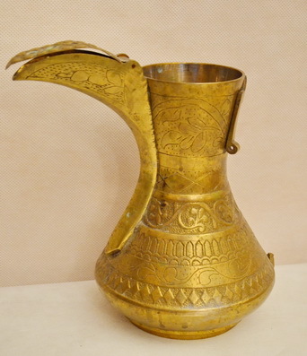 Mosazná váza se zobáčkem