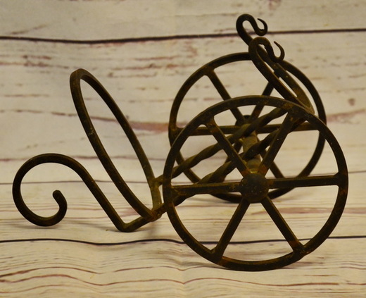 Stojan na víno kovový černý dělo