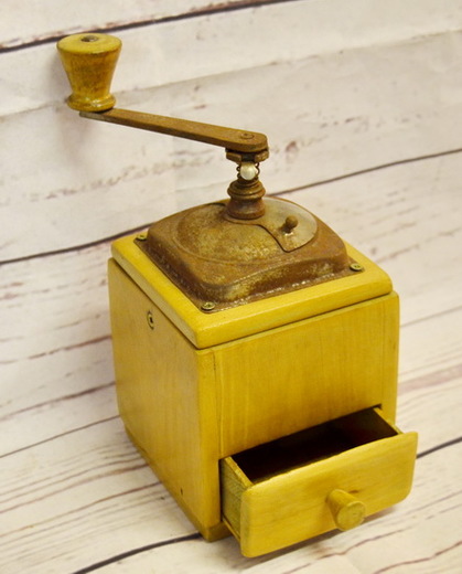 Starožitný dřevěný mlýnek na kávu