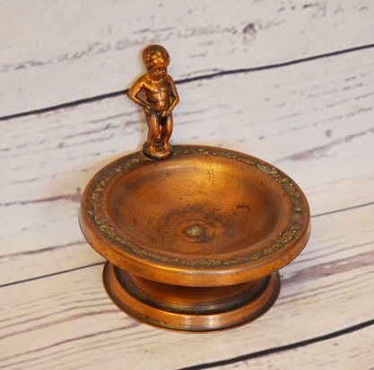 Měděný čůrající panáček popelník