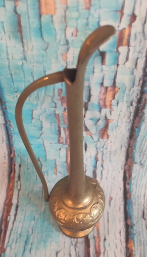 Mosazná úzká vázička s uchem 20cm