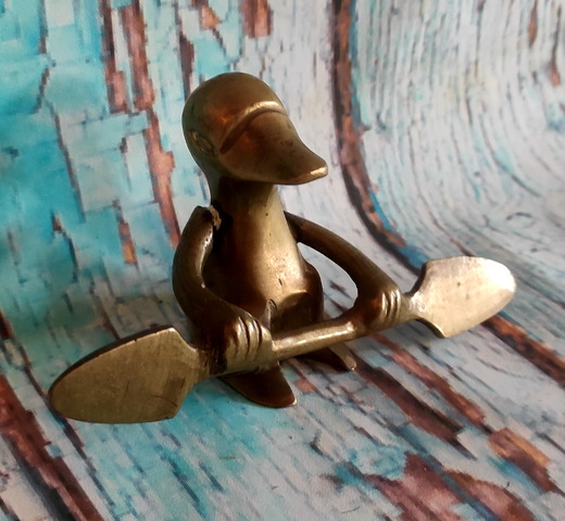 Mosazný stojící kačer těžítko soška s pádlem