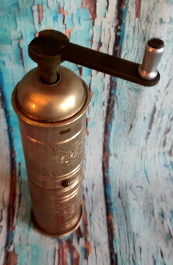 Mosazný starožitný mlýnek 25cm