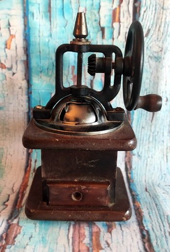 Starožitný mlýnek litinový dřevěný