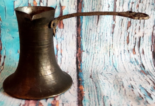 Starožitná mosazná džezva s rukojetí