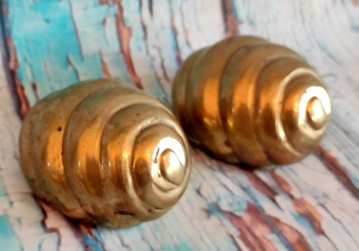 Mosazné těžítko ulita/mušle