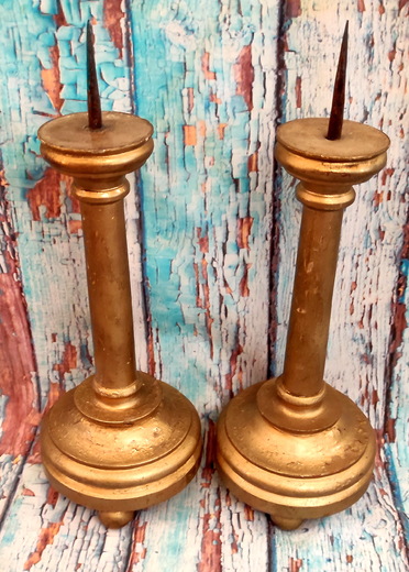 Starožitný zlatý dřevěný párový svícen s bodcem