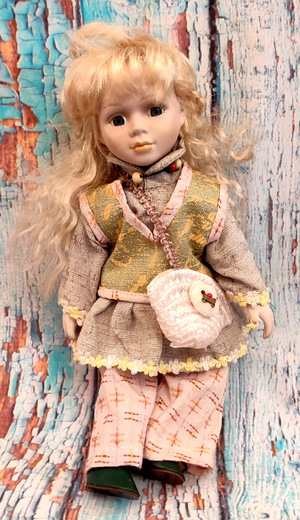 Porcelánová panenka blondýnka s kabelkou