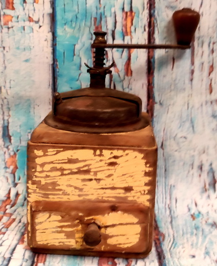 Starožitný bílý mlýnek na kávu