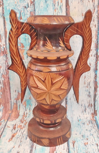 Selská dřevená vyřezávaná váza