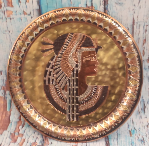 Mosazný talíř Kleopatra Egypt