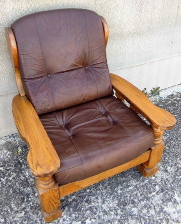 Kožené masivní křeslo dřevěné