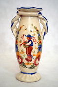 Váza porcelánová, malovaná, lidový motiv dudák