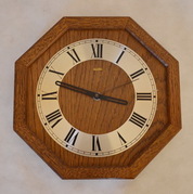 Nástěnné dřevěné hodiny z masivu