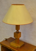 Masivní dřevěná stolní lampa 72cm