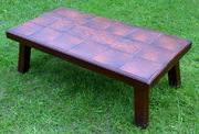 Kachlový konferenční stolek dřevěný masiv