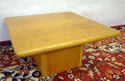 Malý konferenční stolek z masivu světlý
