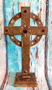 Mosazný stojací keltský kříž s kameny