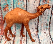 Dřevěný kožený velbloud - soška