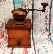 Starožitný dřevěný mlýnek na kávu